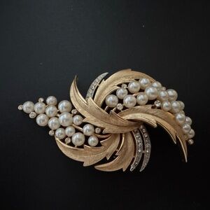 (SOLD) Vintage Crown Trifari Gold Tone Brooch Faux Pearls Leaves Signed